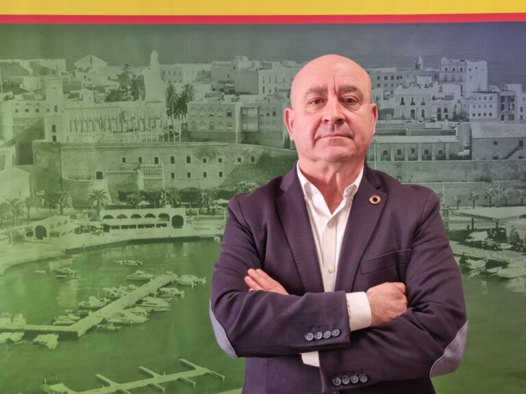 Hombre de pie con brazos cruzados frente a un fondo de Melilla