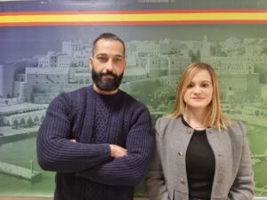 Dos personas posando frente a un fondo de Melilla.