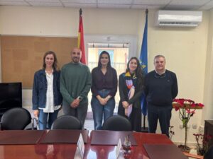 Reunión sobre proyecto socioeducativo en Melilla con varias personas presentes.