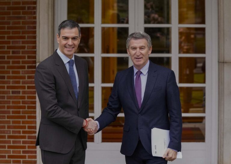 Pedro Sánchez y Alberto Núñez Feijóo se saludan en La Moncloa