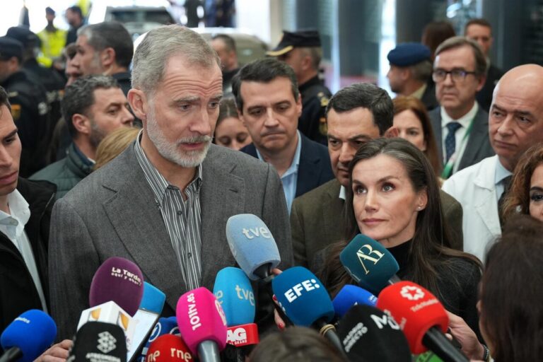 El rey Felipe VI y la reina Letizia en el hospital Reina Sofía de Córdoba.