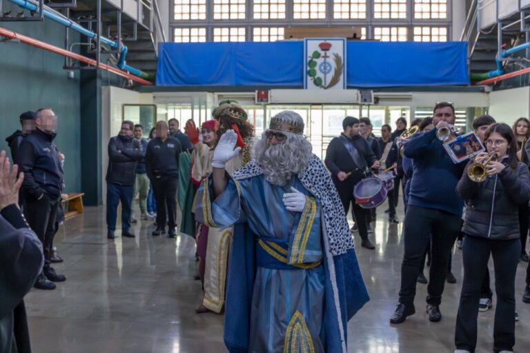 Los Reyes Magos saludando en el Centro Penitenciario de Melilla
