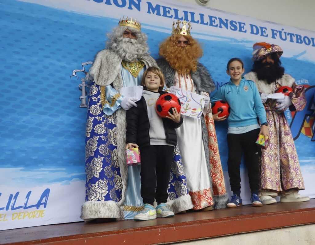 Niños recibiendo regalos de los Reyes Magos en el Campo de La Espiguera