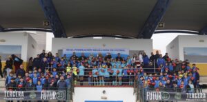 Niños y niñas con balones y caramelos durante la visita de los Reyes Magos