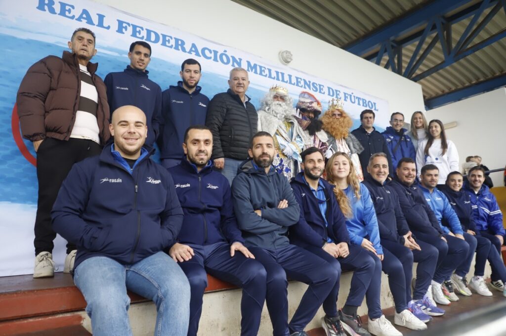 Los Reyes Magos con niños y entrenadores en el Campo de La Espiguera