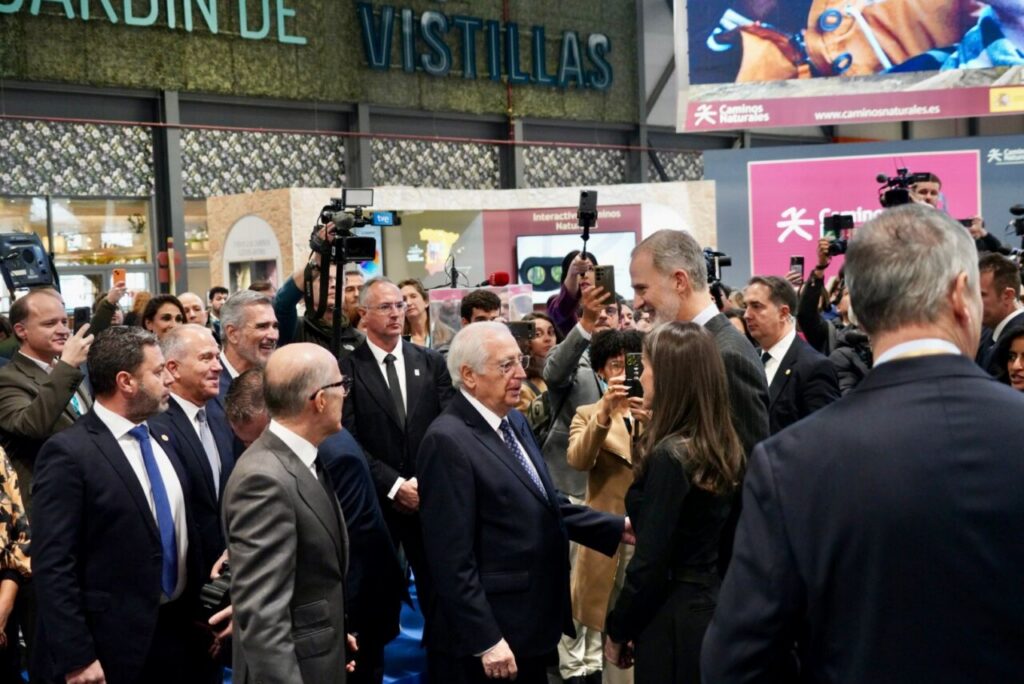 Los Reyes de España saludan al presidente de Melilla en FITUR
