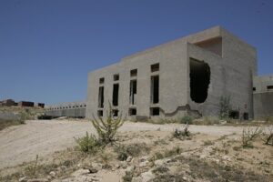 Edificio en ruinas de los antiguos depósitos de Cabrerizas en Melilla