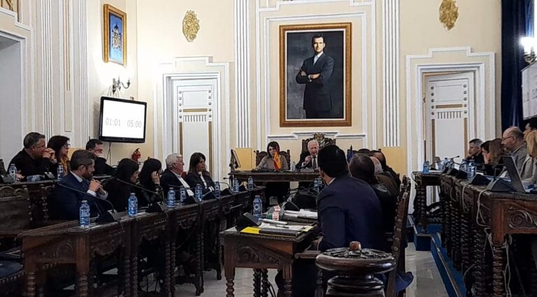 Debate en la Asamblea de Melilla sobre acusaciones de racismo