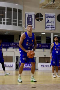 Jugador de baloncesto en acción en el Club Melilla Baloncesto