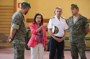 Ministra de Defensa Margarita Robles hablando con militares en un evento