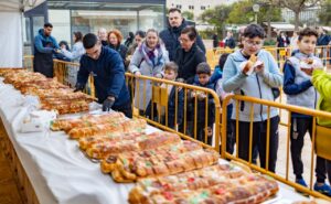 Cientos de personas disfrutando de roscón de Reyes en Melilla.