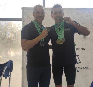 Miguel Ángel Rozas y Juan José Potous mostrando sus medallas en el campeonato