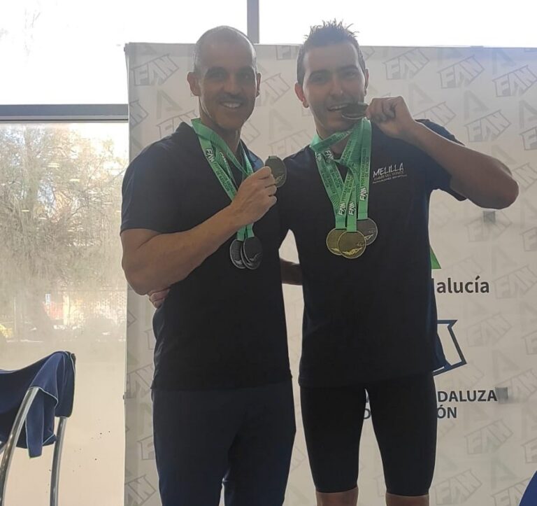Miguel Ángel Rozas y Juan José Potous mostrando sus medallas en el campeonato