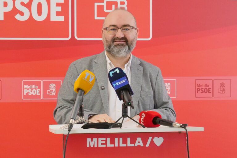 Hombre con barba en rueda de prensa del PSOE en Melilla