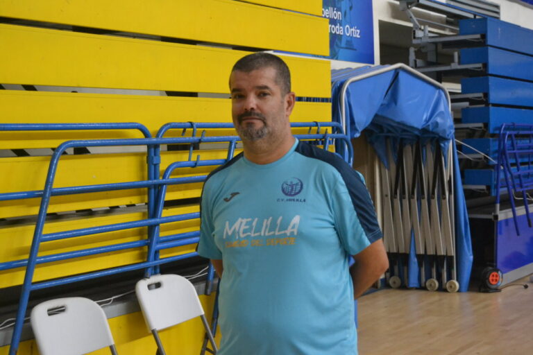 Entrenador Salim Abdelkader en el pabellón del Club Voleibol Melilla