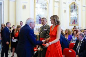 Sabrina y Juanjo saludándose en un evento formal