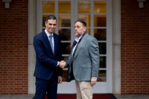 Pedro Sánchez y Oriol Junqueras estrechando manos en un acuerdo
