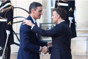 Pedro Sánchez y Emmanuel Macron se saludan en París