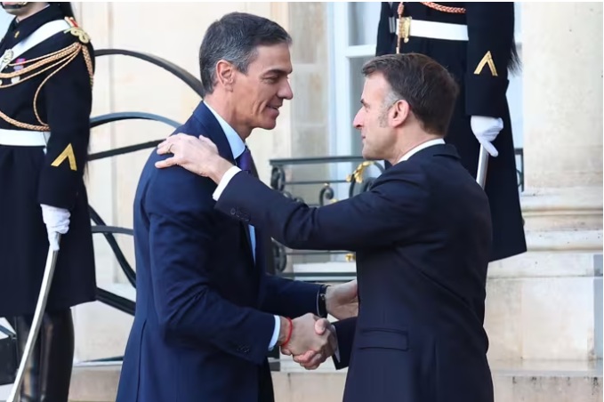 Pedro Sánchez y Emmanuel Macron se saludan en París