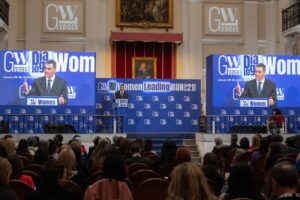 Pedro Sánchez hablando con un funcionario durante un evento