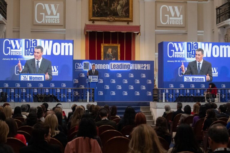 Pedro Sánchez hablando con un funcionario durante un evento