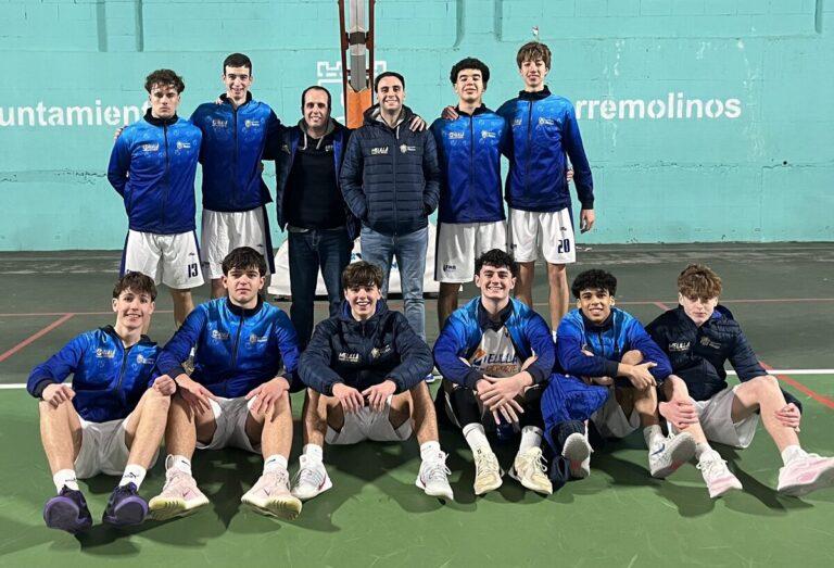 Equipo de la selección junior FMB posando en la cancha de baloncesto