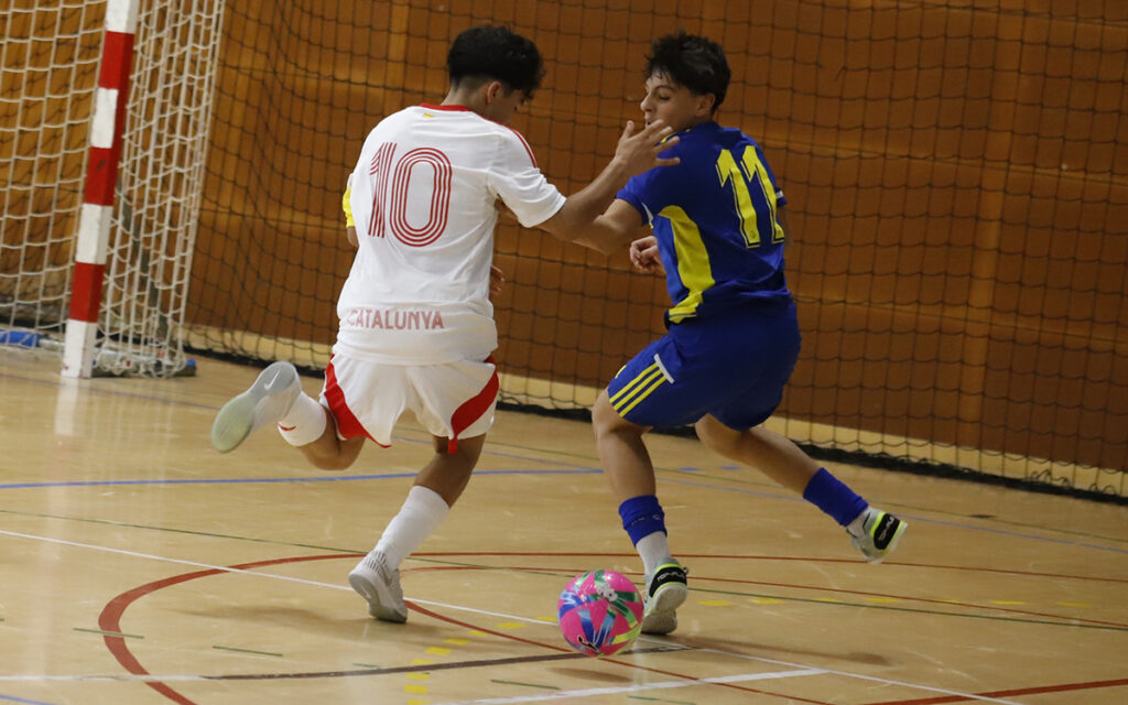 Jugadores de fútbol sala compitiendo en un partido entre Melilla y Cataluña