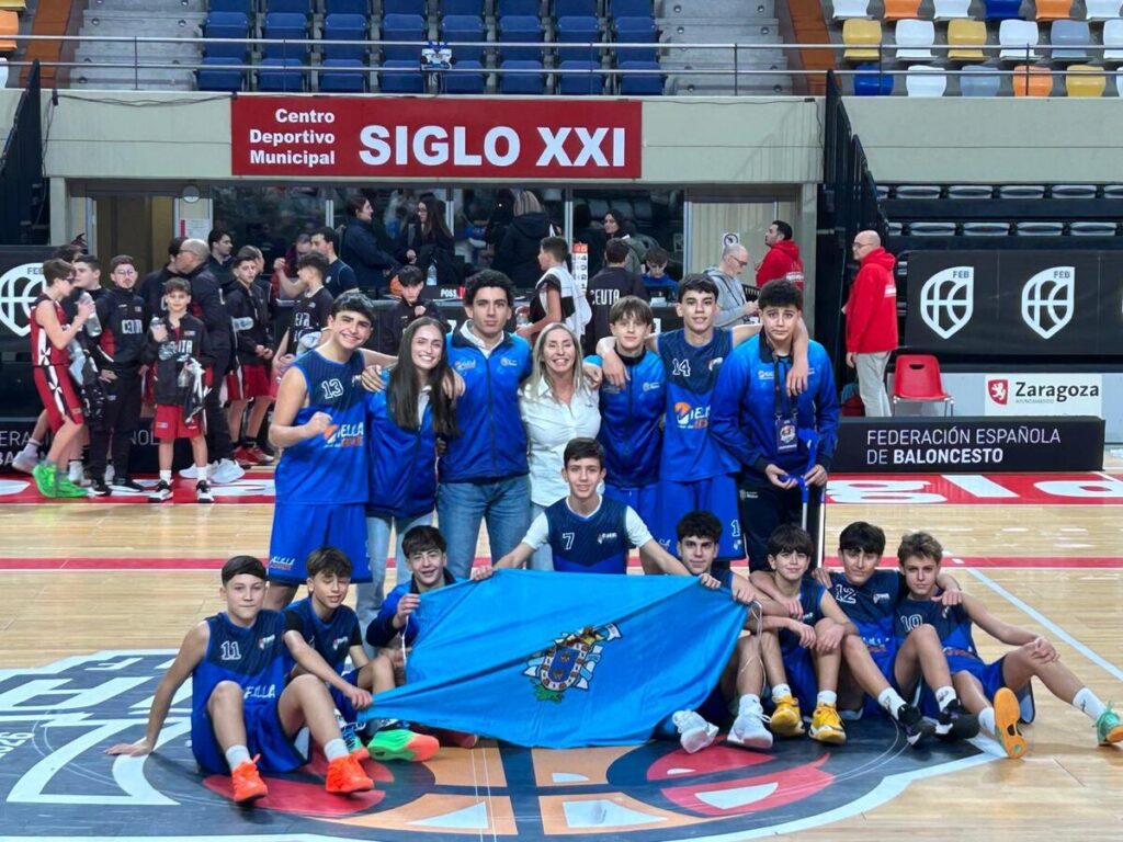 Equipo de baloncesto de Melilla posando con una bandera en Zaragoza