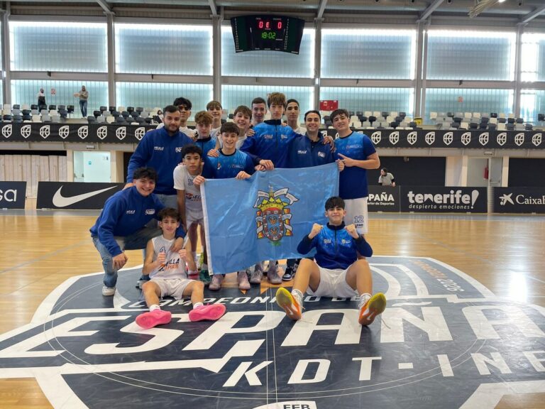 Jugadores de las selecciones melillenses celebrando en el campeonato de España