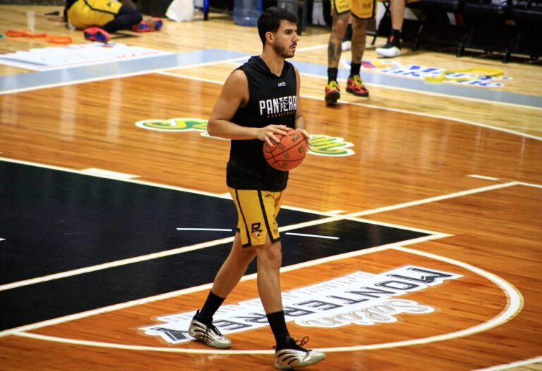Sergio Rodríguez entrenando con balón en la cancha de baloncesto