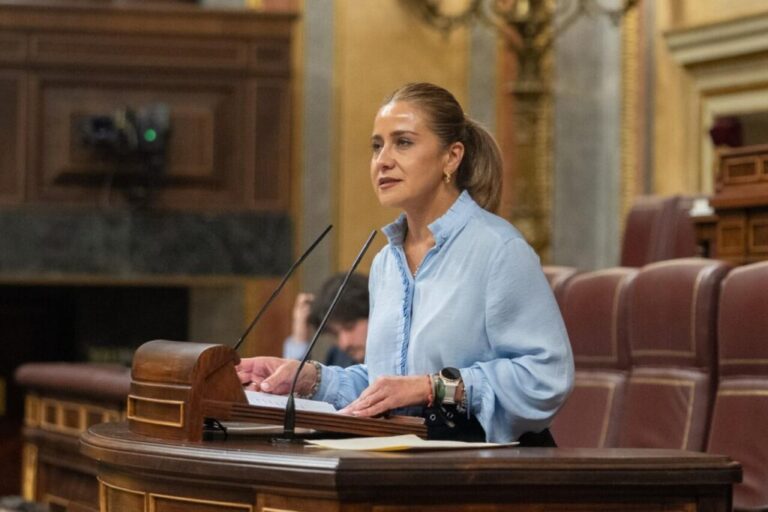 Sofía Acedo hablando en el parlamento sobre profesiones de riesgo