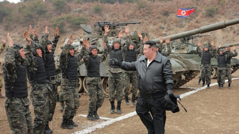 Soldados de Corea del Norte en un entrenamiento militar con armas y tanques.