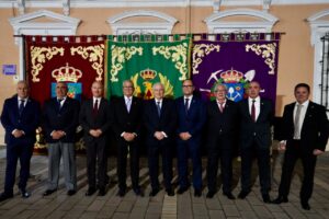 Autoridades en el arriado de bandera en Melilla con estandartes