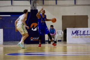 Jugador de baloncesto en acción durante un partido en Melilla