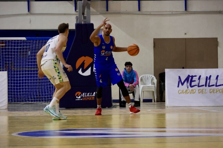 Jugador de baloncesto en acción durante un partido en Melilla