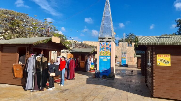 Mercadillo en Melilla con productos culturales amazigh y pasacalles