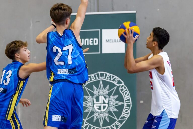 Jugadores de baloncesto compitiendo en el III Torneo 3x3 UNED Melilla