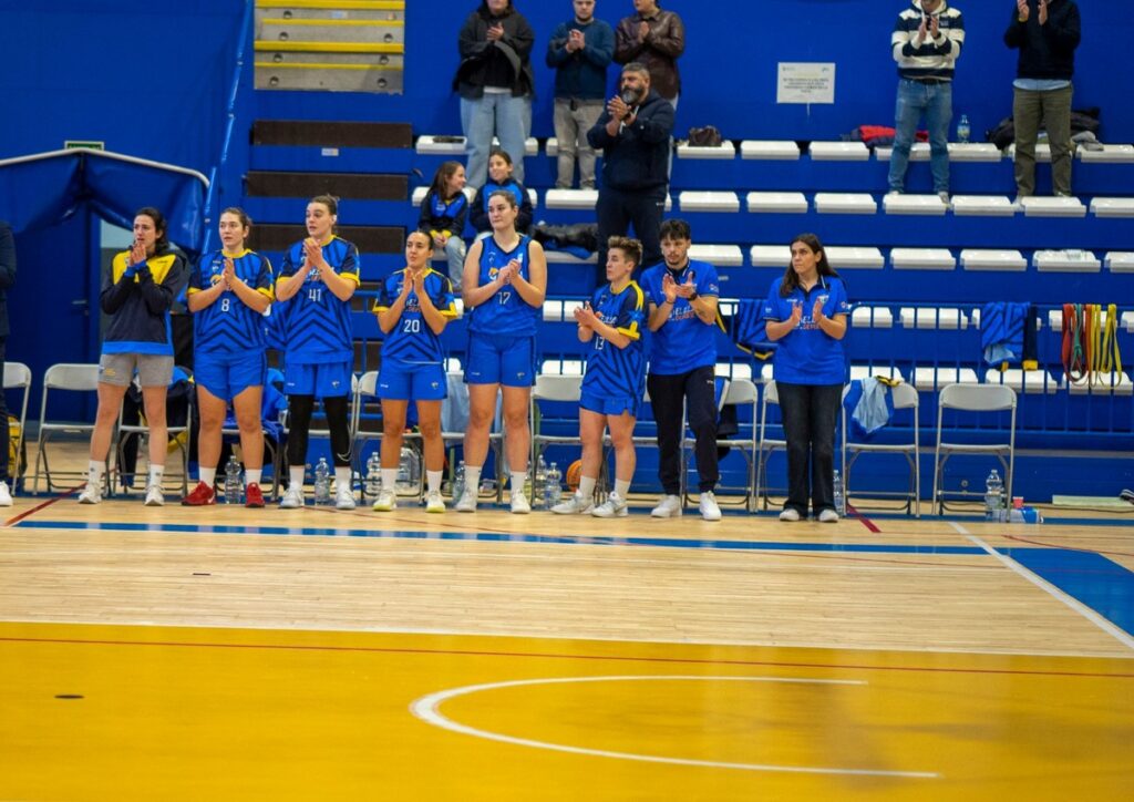 Jugadoras del MCD La Salle aplaudiendo durante un partido de baloncesto