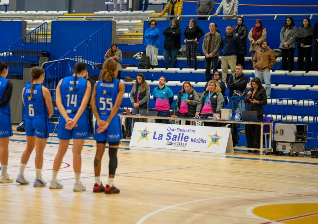 Jugadoras del Club Deportivo La Salle en un partido de baloncesto