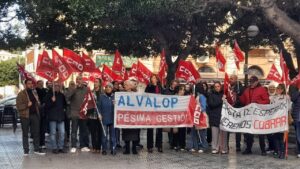 Trabajadores de ludotecas protestando con pancartas y banderas rojas