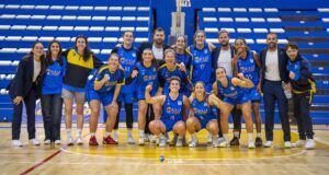Equipo de baloncesto femenino del MCD La Salle celebrando una victoria
