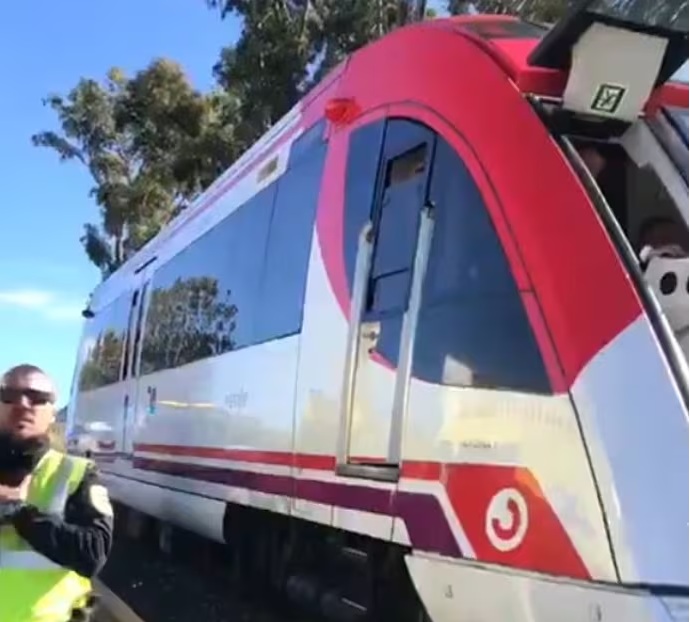 Tren de FEVE detenido tras chocar con una grúa en Cartagena