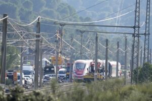 Tren Iryo accidentado en Adamuz con vehículos de emergencia