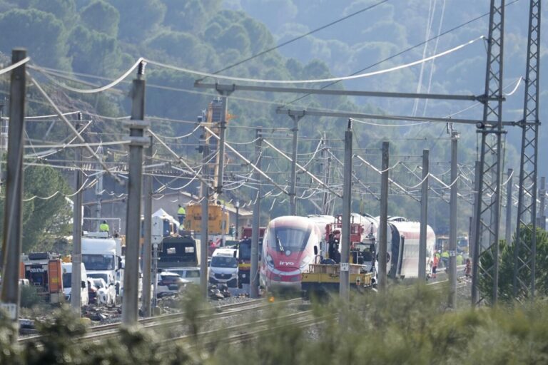Tren Iryo accidentado en Adamuz con vehículos de emergencia