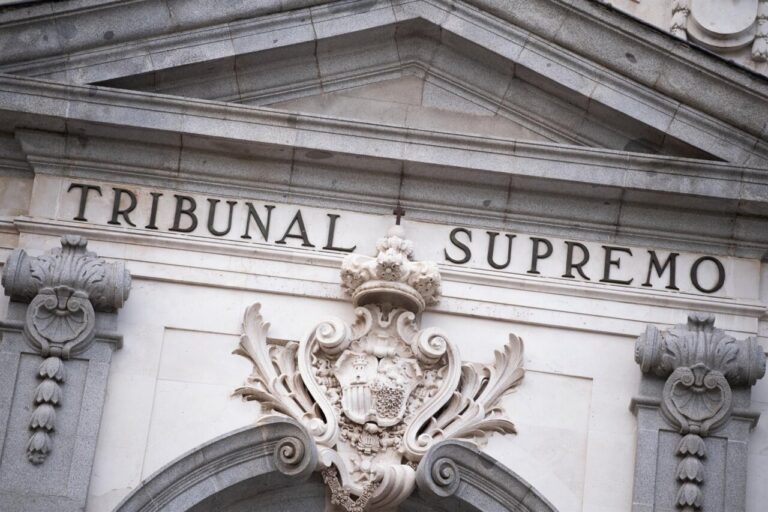 Detalle de la fachada del Tribunal Supremo en España.