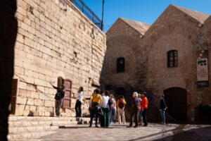 Grupo de personas visitando un sitio histórico en Melilla