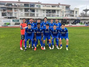 Jugadores del filial de la U.D. Melilla posando en el campo