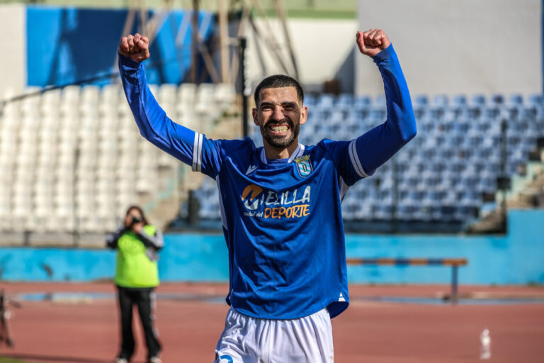 Jugador de la U.D. Melilla celebrando una victoria en el estadio