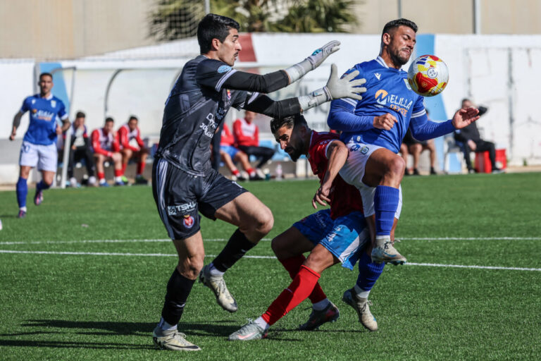 Jugadores de la U.D. Melilla en un partido contra la Deportiva Minera