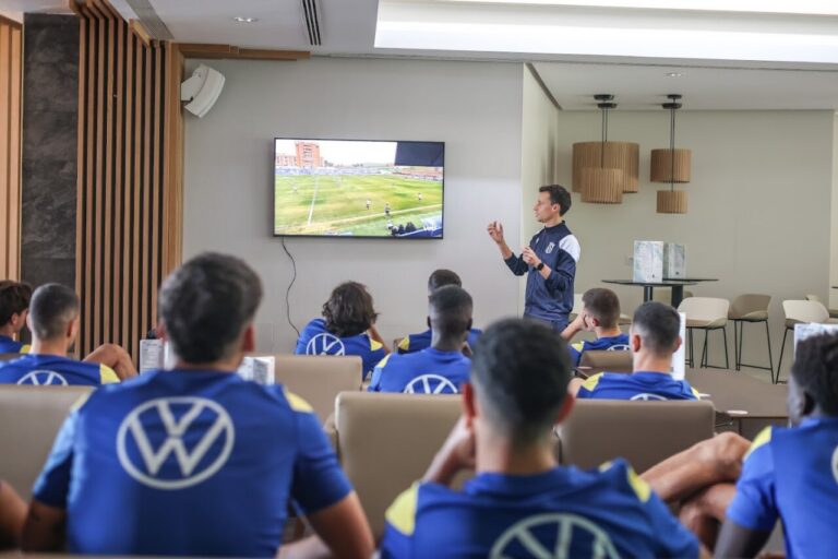 Entrenamiento de la U.D. Melilla con análisis de video en el hotel.